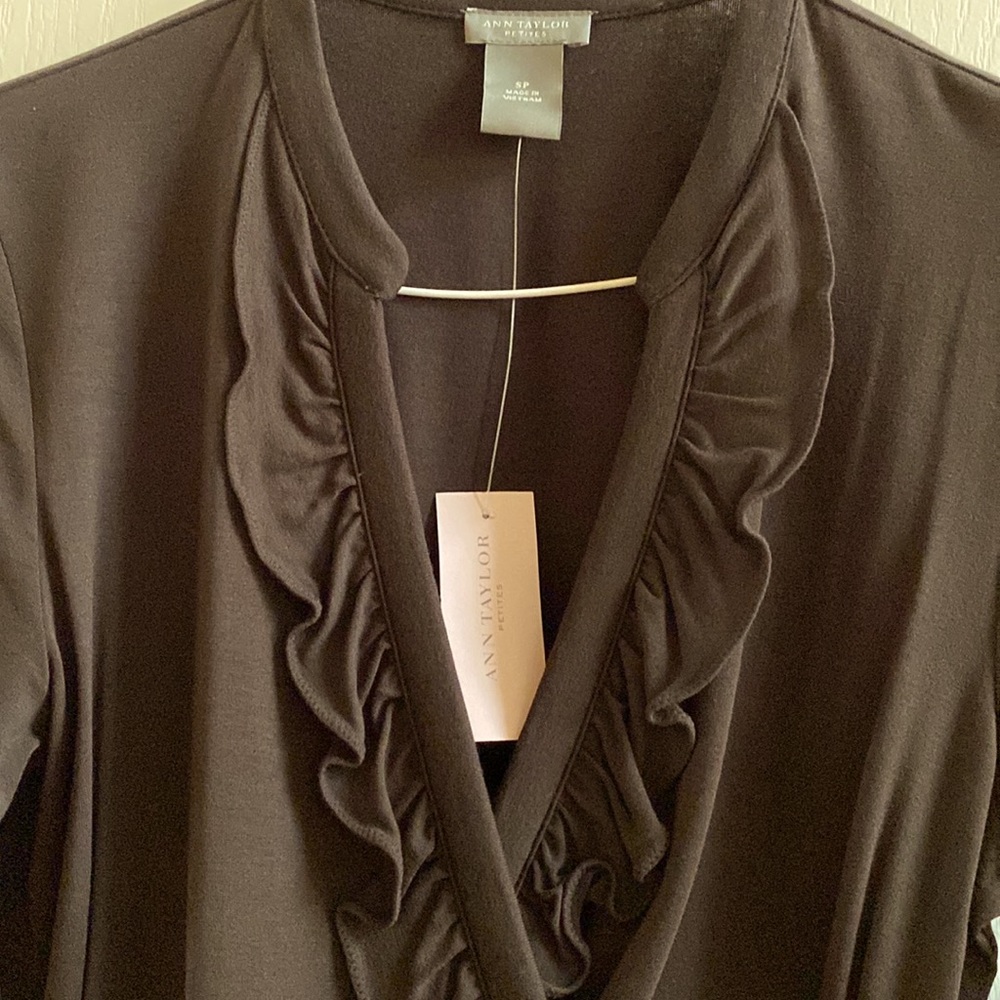 Ann Taylor 3/4 sleeve ruffles v-neck tie front pull over top